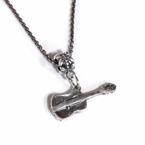 Silver gitarr hängande