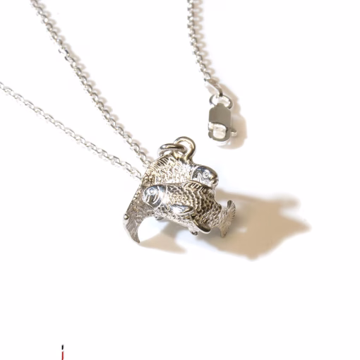 Halsband med hängsmycke i silver koi karp